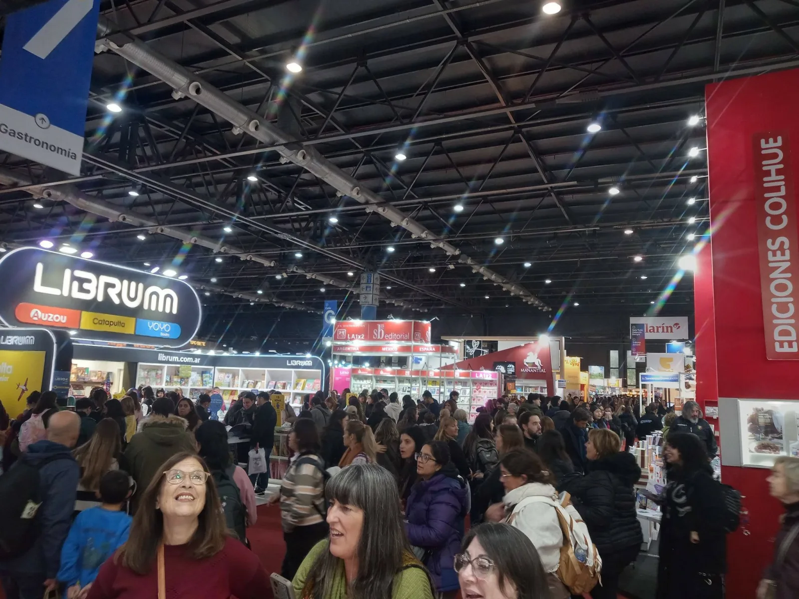Bibliotecas populares impulsan el retorno del libro en papel tras la Feria del Libro