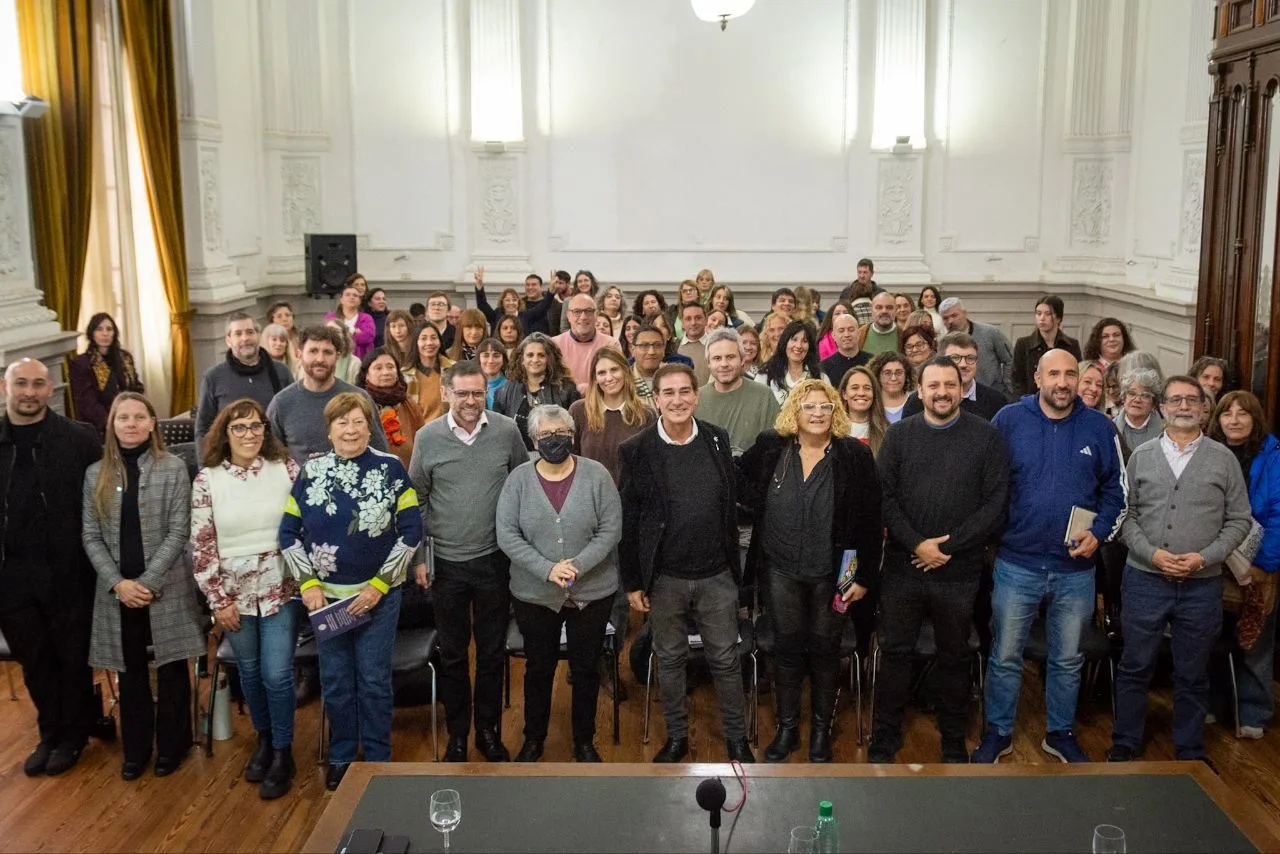 Debate sobre aprendizaje y cuidado digital convoca especialistas y autoridades educativas en la provincia