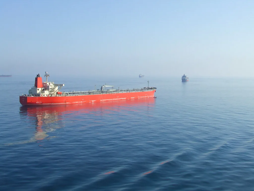 El cierre del Estrecho de Ormuz eleva el petróleo por encima de 107 dólares y pone presión al mercado global