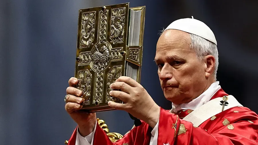 El papa León XIV insta a regular la inteligencia artificial y condena la violencia en su encíclica social