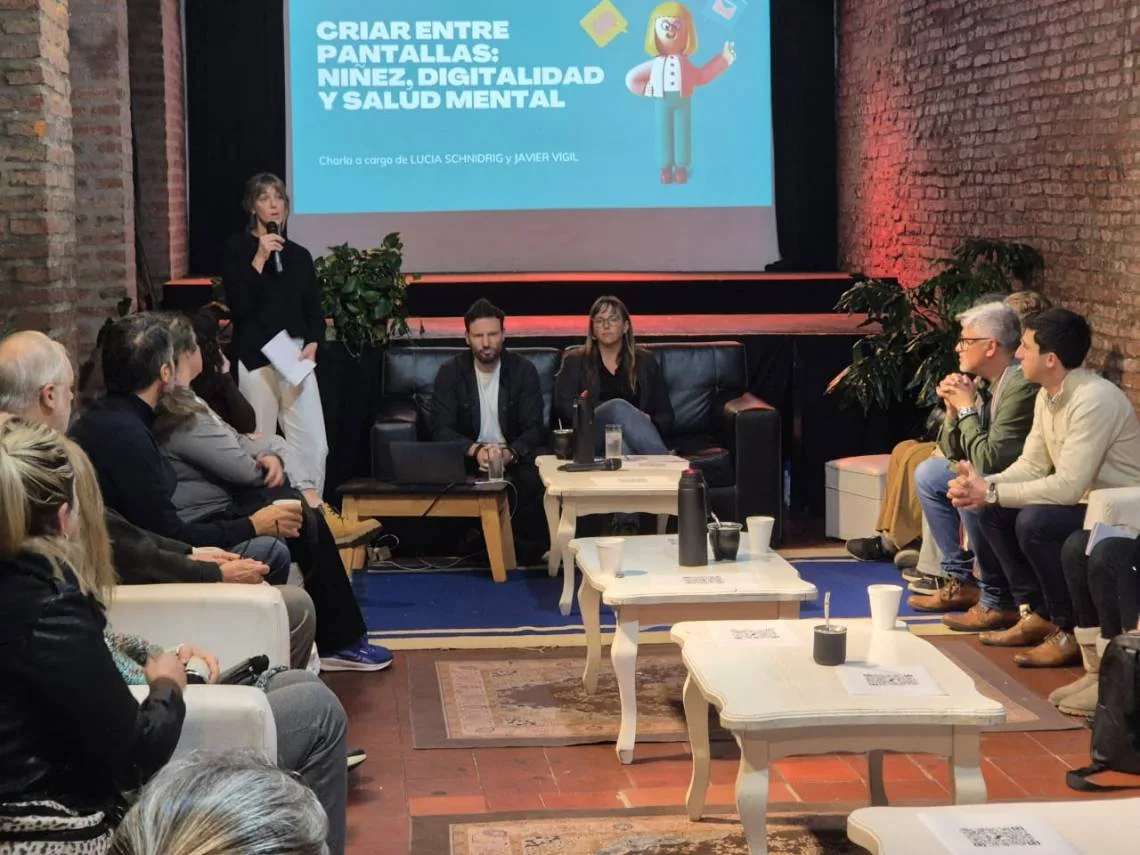 Especialistas destacan el rol clave de las familias en la salud mental infantil en la era digital