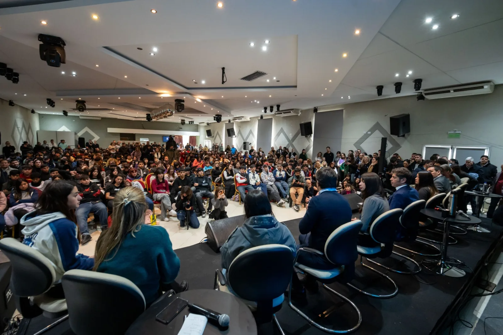Gobernador y autoridades locales dialogaron con jóvenes sobre salud mental en Florencio Varela