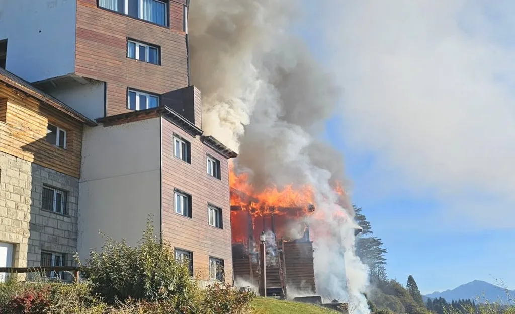 Incendio destruye gran parte del histórico Hotel Huemul en Bariloche y deja bomberos hospitalizados