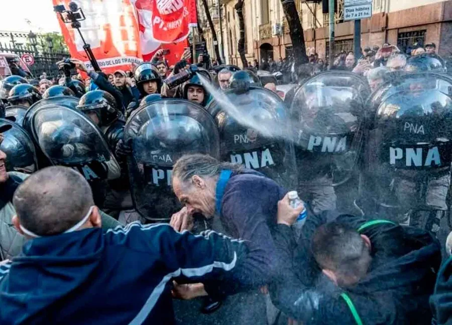 La Cámara Federal ordena reabrir la causa por represión a jubilados en marcha ante el Congreso