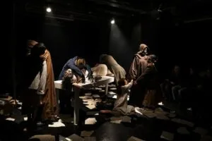 La Comedia Cordobesa revive la memoria colectiva en una obra performática sobre la historia nacional