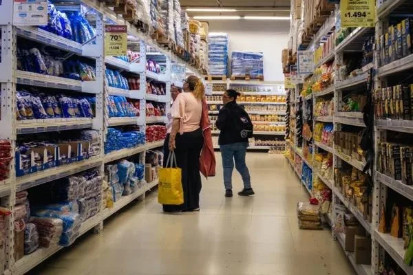 La inflación de abril se desaceleró a 2,6% pero acumula un aumento interanual del 32,4%