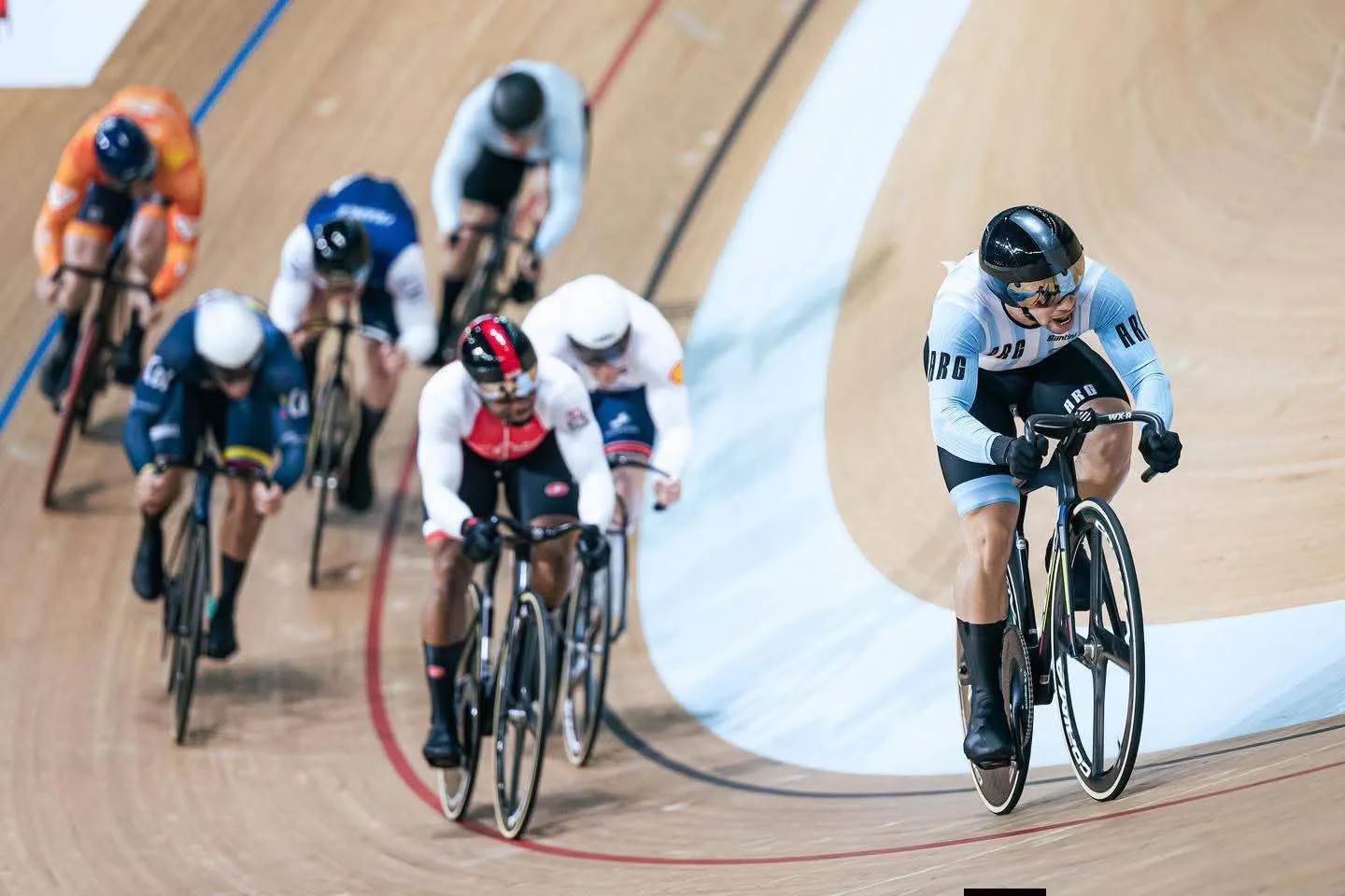Lucas Vilar destaca en Asia y avanza entre los mejores velocistas del ciclismo mundial