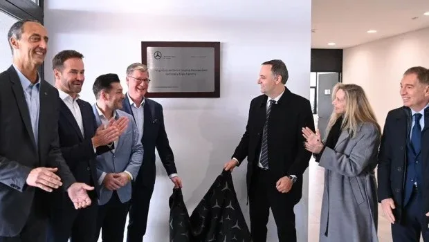 Manuel Adorni reaparece en la inauguración de un centro automotriz en Zárate