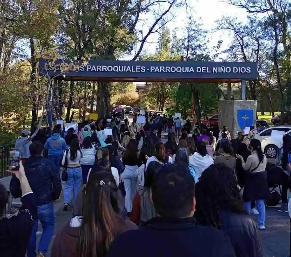 Marcha pacífica en Villa Carlos Paz reclama justicia por presuntos abusos en un jardín