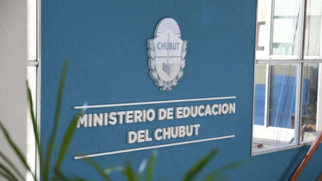 Ministro de Educación de Chubut huyó saltando un muro durante protesta docente