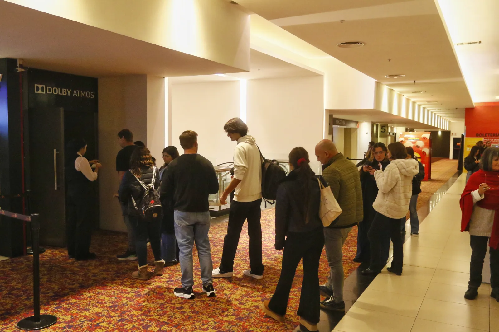 Multitud acompaña el preestreno gratuito de “Amarga Navidad” con Leonardo Sbaraglia