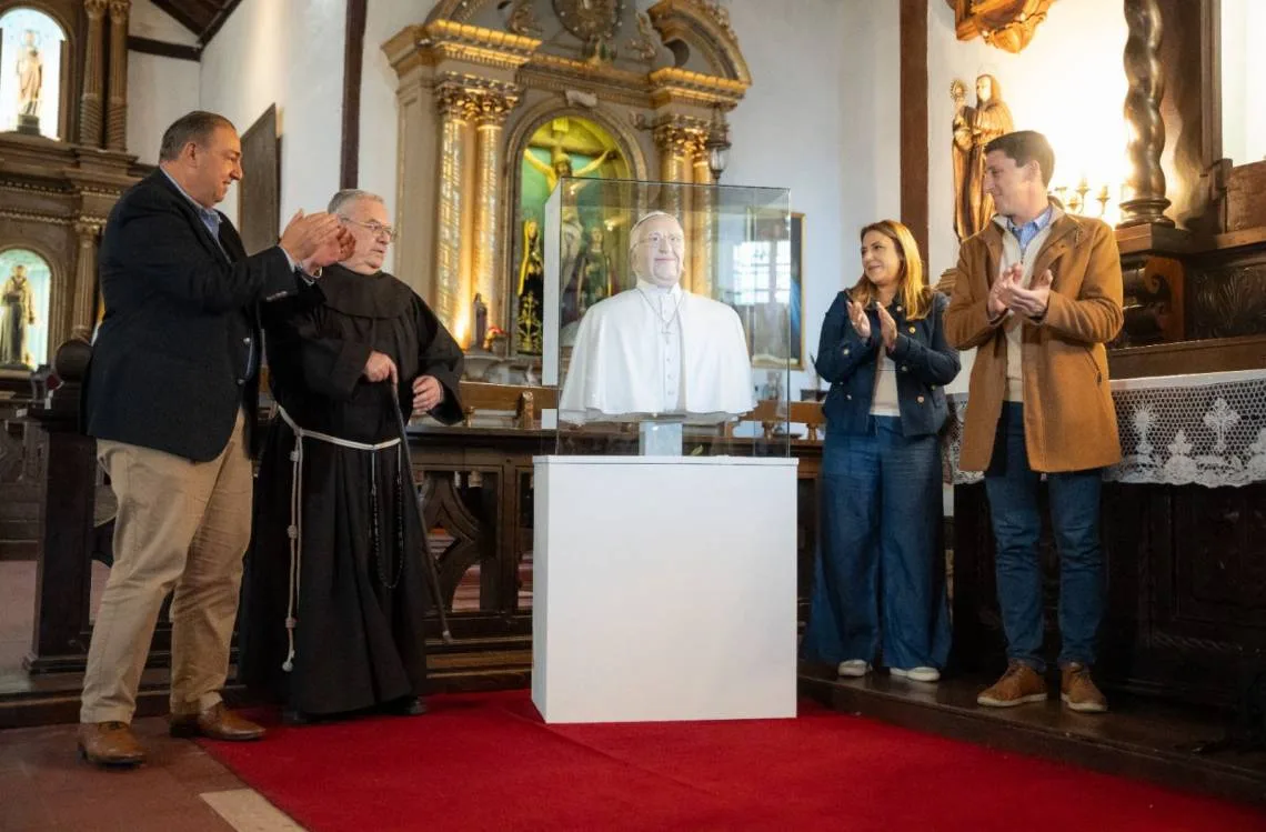 Santa Fe inaugura el primer busto en homenaje al paso del Papa Francisco por la ciudad