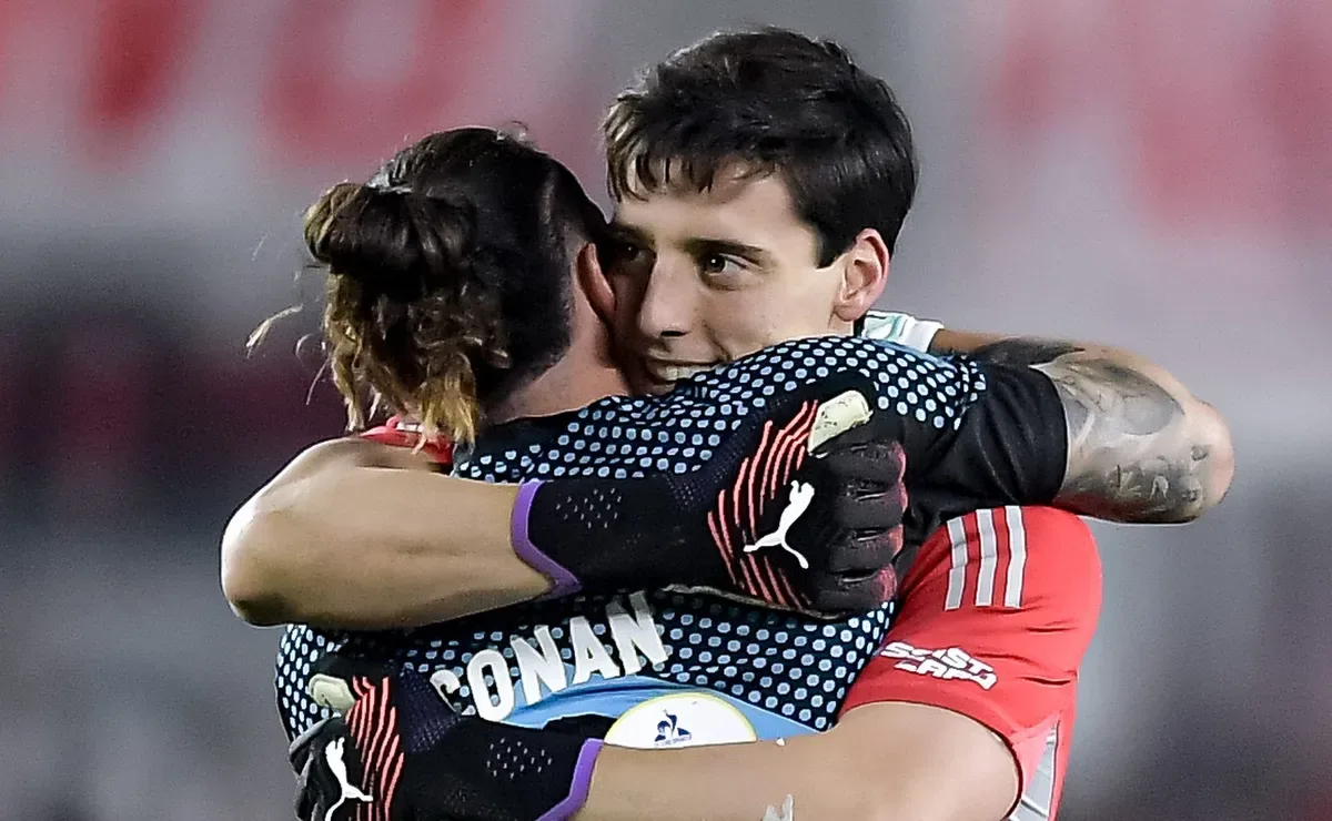 Santiago Beltrán se destaca en River con atajadas y gestos de compañerismo tras la victoria