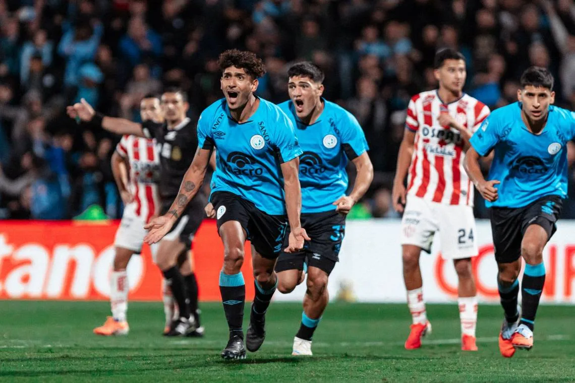 Unión quedó eliminado del Torneo Apertura tras caer ante Belgrano en Alberdi