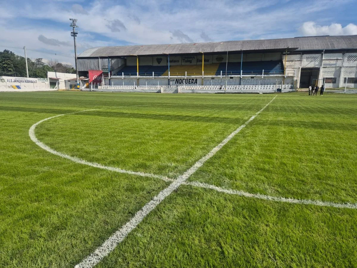 Villa Mitre renueva el campo de juego del estadio Hugo Assaff para el clásico local