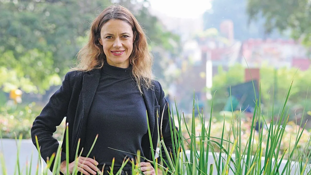 Alexia Moyano reflexiona sobre la magia única del teatro y su nueva obra “No hay otra