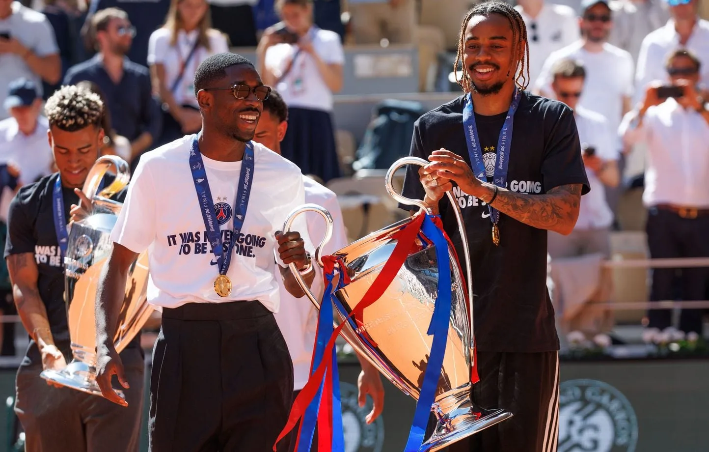Artistas renombraron calles de París para celebrar la victoria del PSG en Champions