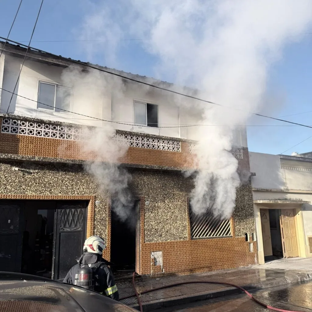 Bomberos controlaron un incendio en una vivienda de Nueva Pompeya sin heridos graves