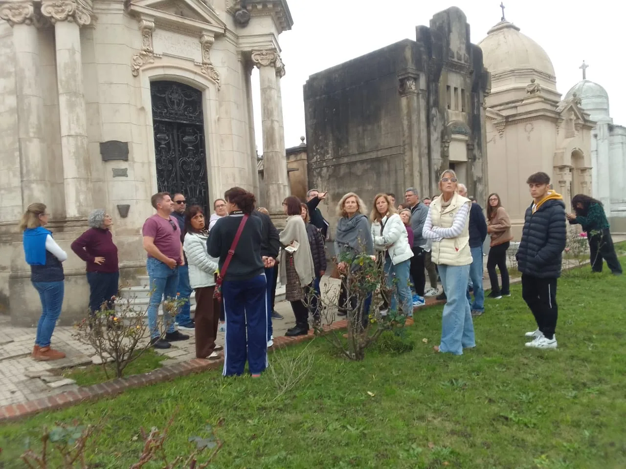 Comunidad de 9 de Julio revive su historia a través de un recorrido por el cementerio local