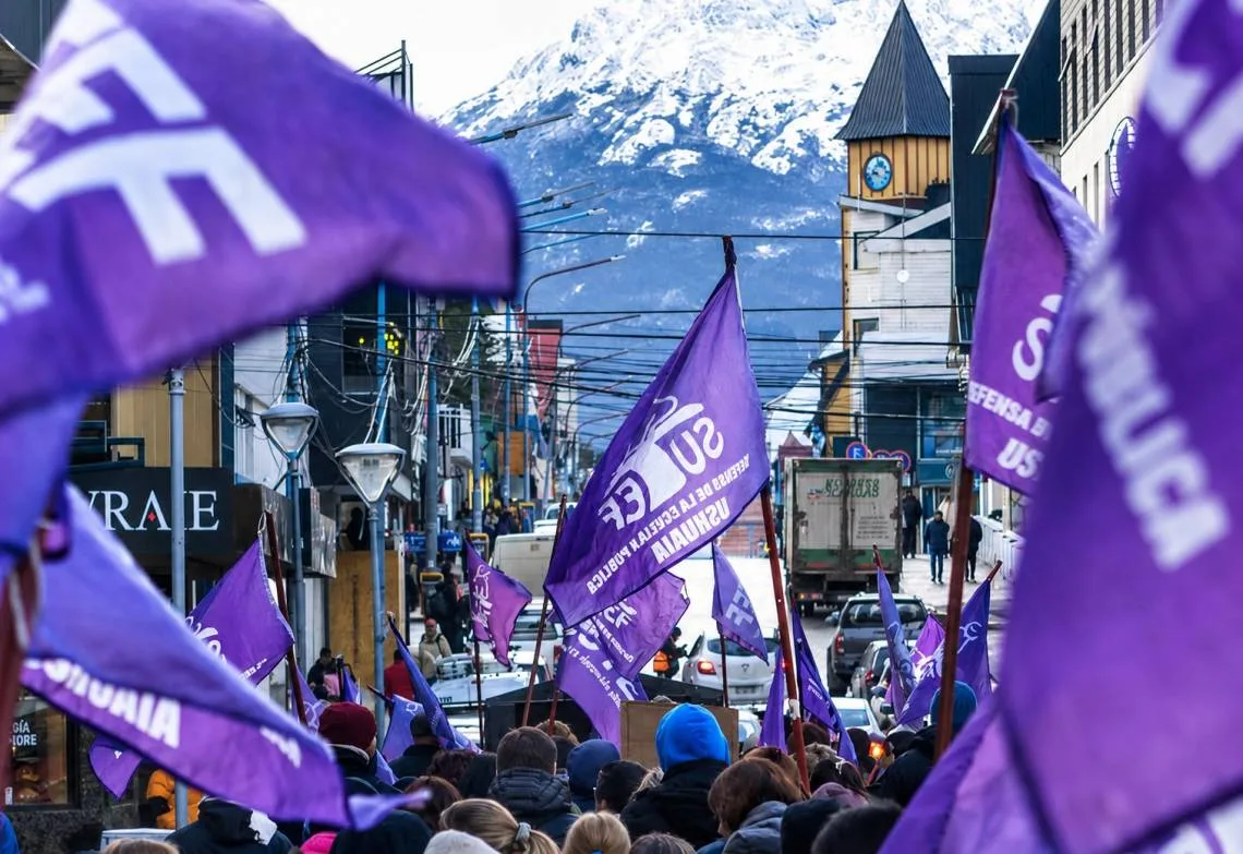 Cuatro provincias patagónicas enfrentan conflictos docentes por salarios y condiciones laborales