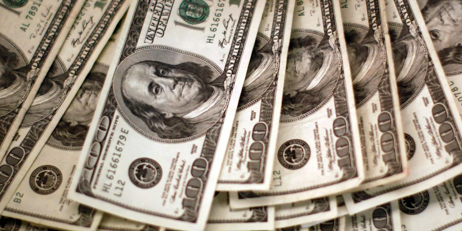 El dólar alcanza su nivel más alto en casi tres meses ante la incertidumbre global