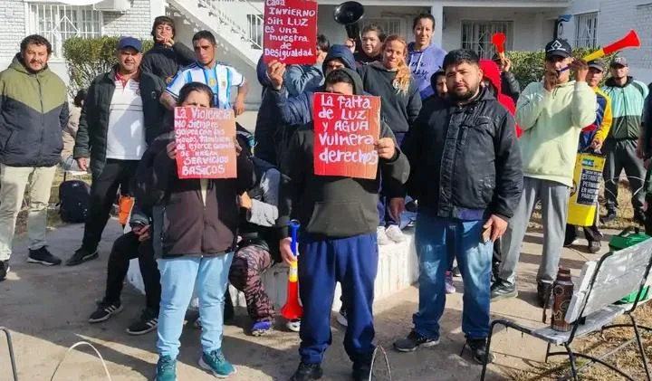 El Gobierno se compromete a instalar luz legal en el barrio La Vecindad tras protesta vecinal