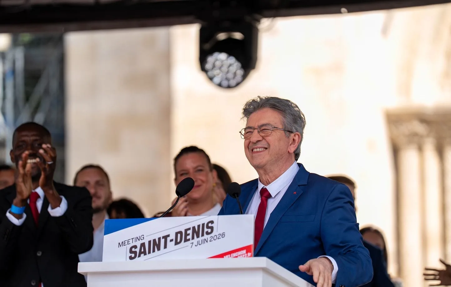 Jean-Luc Mélenchon adopta lemas de extrema derecha para disputar voto en 2027