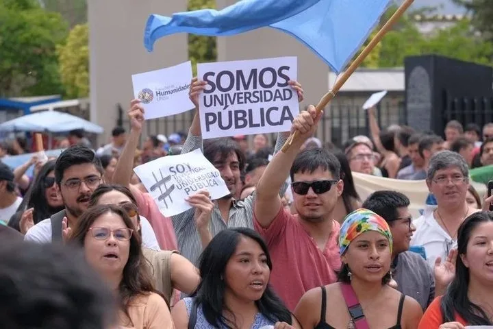 Las universidades lideran la confianza institucional en Argentina por encima de partidos y Congreso