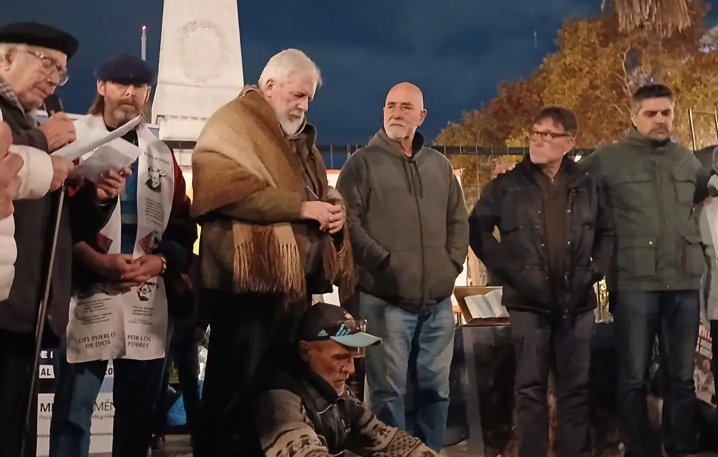 Líder social y sacerdotes inician ayuno en Plaza de Mayo contra el ajuste de Milei