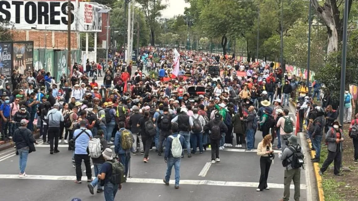 Maestros bloquean acceso al estadio Azteca a días del inicio del Mundial 2026