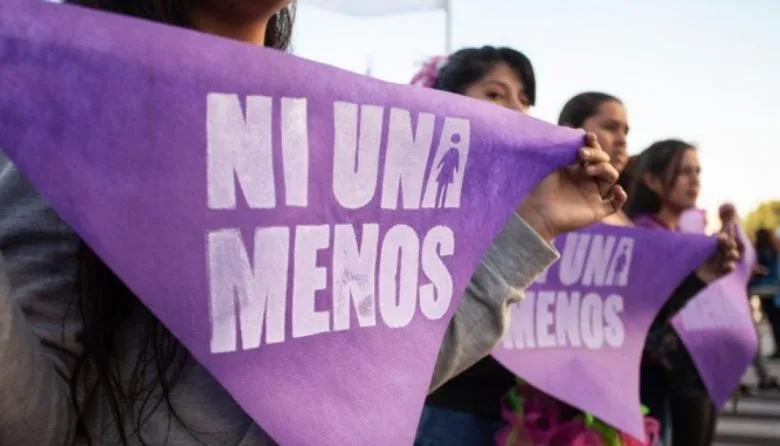 Necochea conmemora 11 años de Ni Una Menos con charla y la instalación de un Banco Rojo
