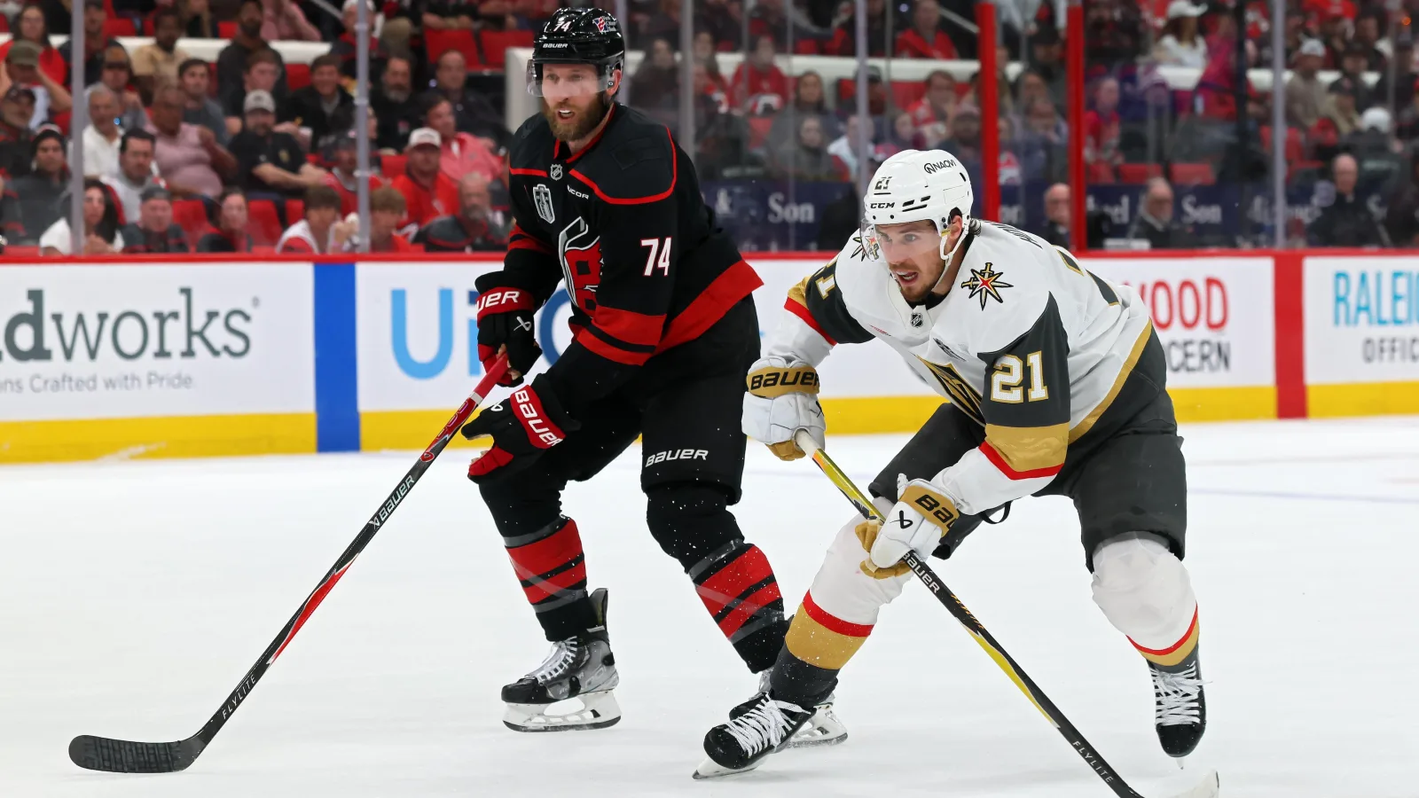 Primer partido revela debilidades clave en la línea principal de Hurricanes
