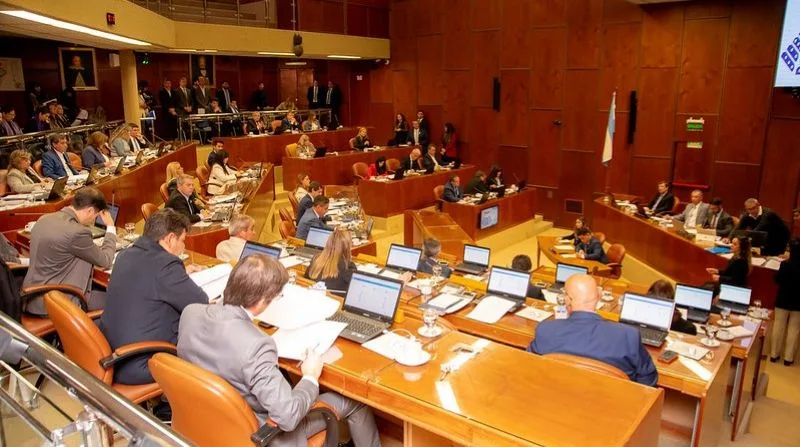 San Juan aprueba ley para financiar obras públicas mediante deuda externa e interna