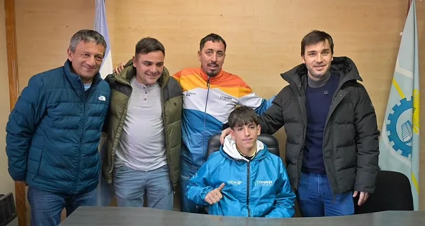Subsidios provinciales impulsan el deporte en Epuyén con nueva cancha y apoyo a atleta local