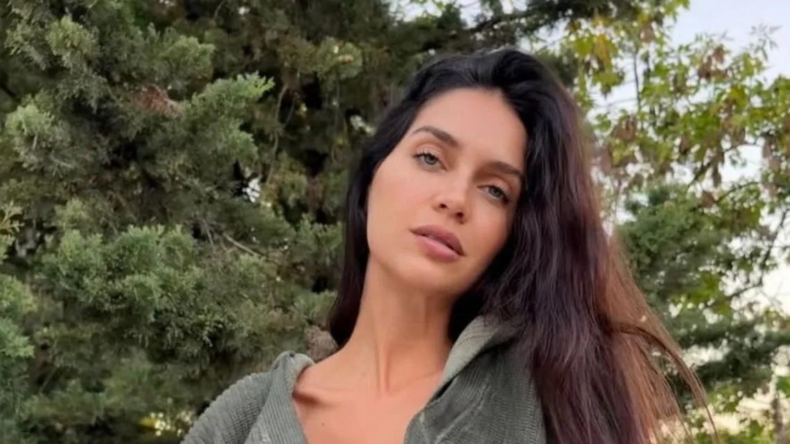 Zaira Nara renueva su estudio con diseño vintage, piscina de cerámicos y sillas icónicas