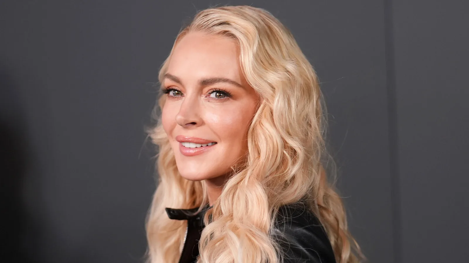 Lindsay Lohan abraza su cuerpo posparto y desafía la presión estética de Hollywood