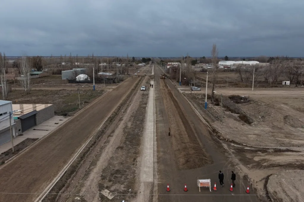 Avanzan dos obras clave en Roca para mejorar infraestructura vial y saneamiento