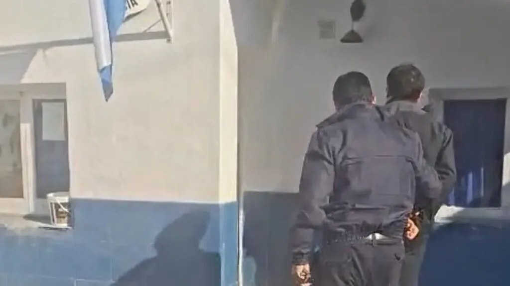 Dos detenidos tras un homicidio y un incendio intencional en Cinco Saltos