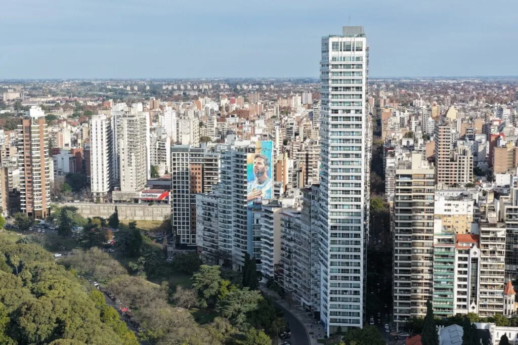El mural de Messi resalta el valor inmobiliario en la zona más exclusiva de Rosario