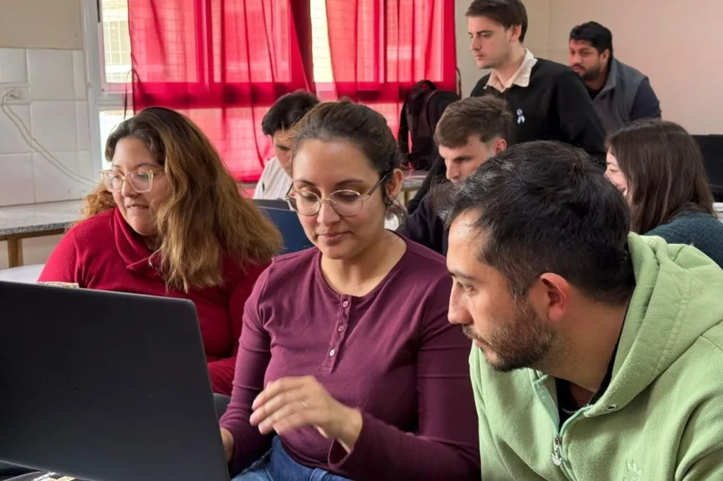 Estudiantes transforman problemas locales en soluciones digitales a través de diplomatura en programación