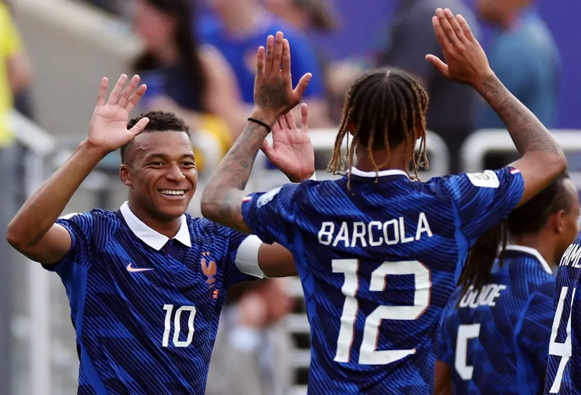 Francia aseguró su pase a octavos con doblete de Mbappé en victoria sobre Suecia
