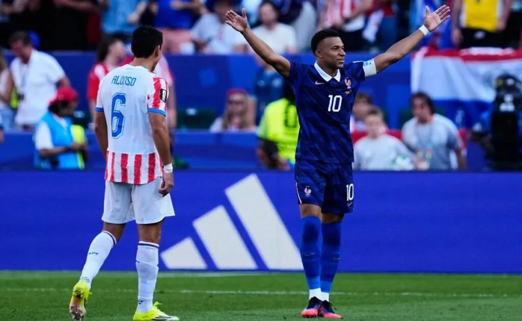 Francia superó a Paraguay con gol de penal de Mbappé y avanzó a cuartos del Mundial