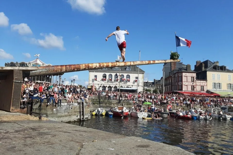 Honfleur revive tradiciones marítimas con juegos sobre el agua en su Fiesta Nacional