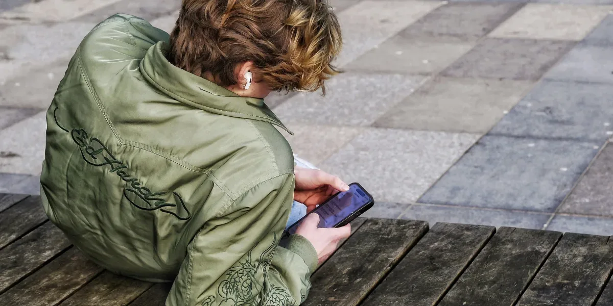 Preocupación por el impacto del uso excesivo de pantallas en la salud mental adolescente