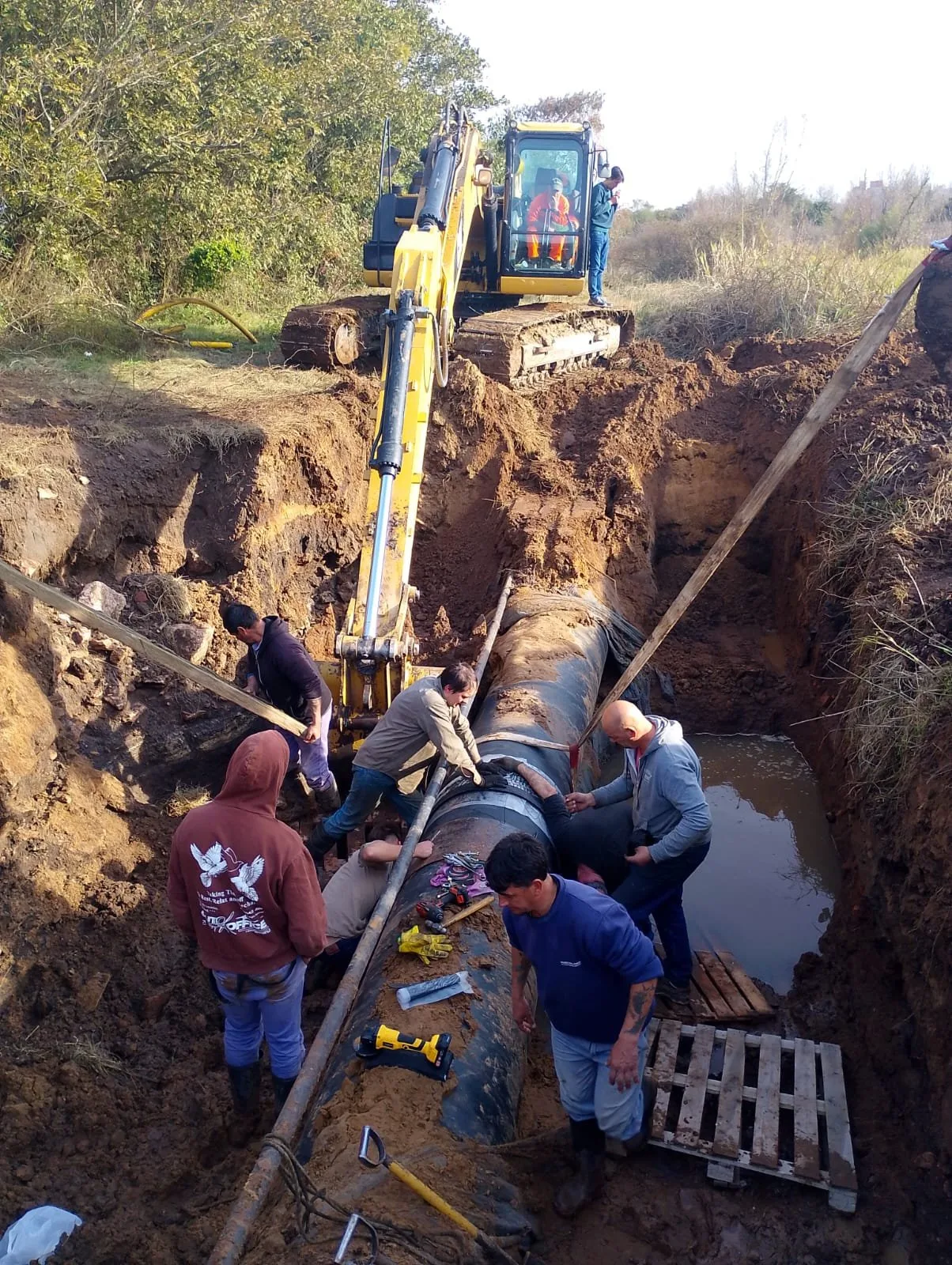 Reparan caño roto y comienza la normalización del suministro de agua en la ciudad