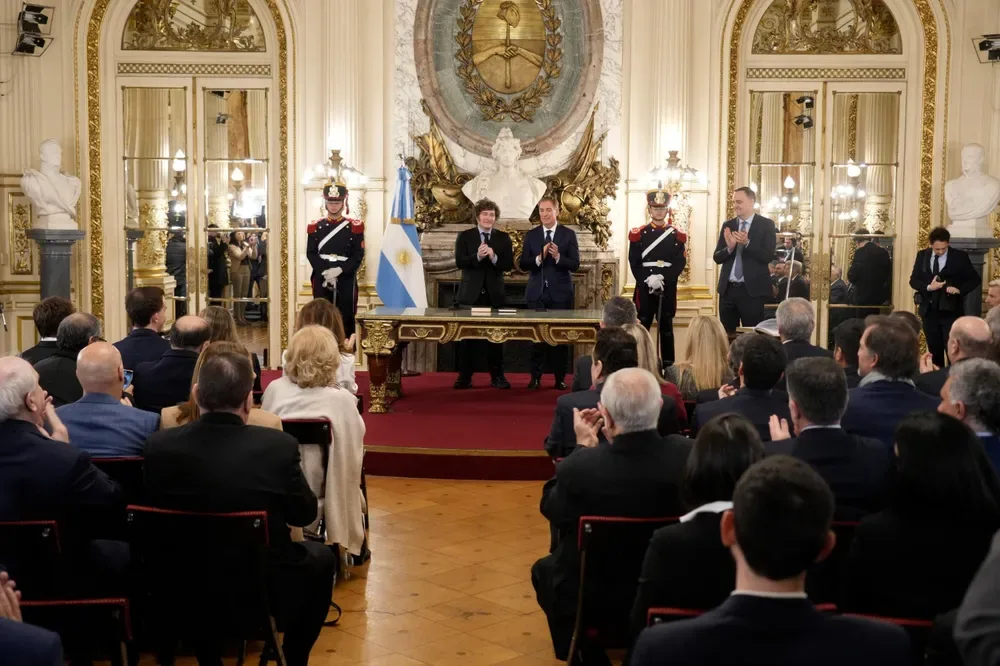 Santilli asume como jefe de Gabinete con respaldo de 14 gobernadores y gesto de Milei hacia Adorni